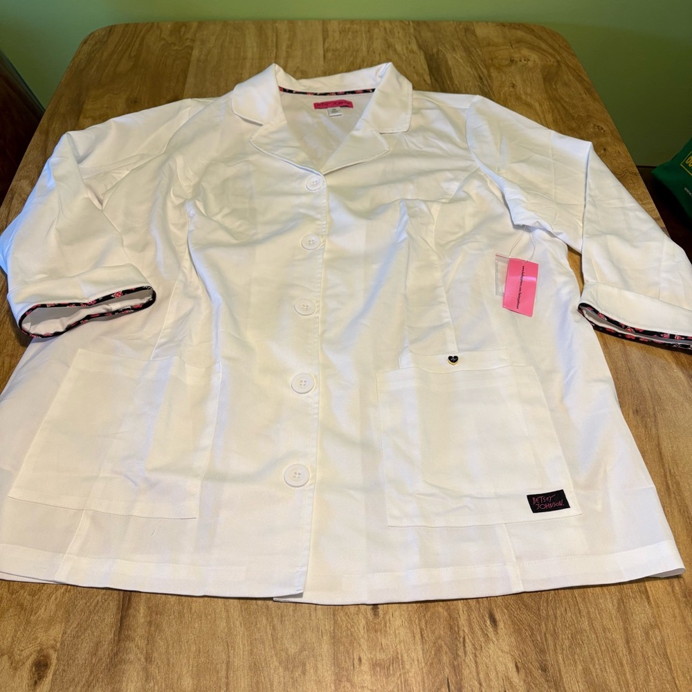 3/$55 NWT Betsey Johnson by KOI Women's 5-Button Marigold Lab Coat Size 3X B400